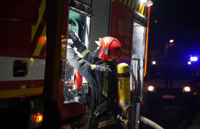 Из горящей квартиры в Киеве спасли мужчину