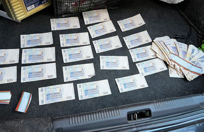 ₴230 000 за ненакладення штрафу: затримано посадовця Держгеокадастру та посередника