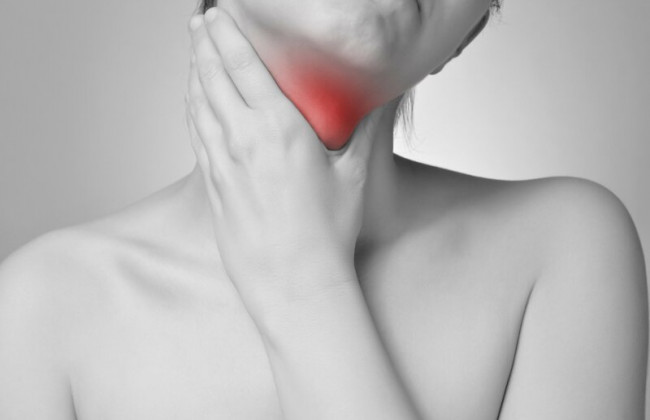 Врач рассказал, как облегчить боль в горле при «Омикроне»