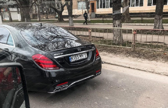 По улицам Одессы разъезжает Mercedes с необычным номером: фото