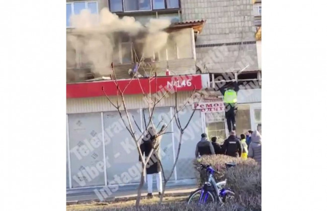 В Киеве вспыхнула квартира: появилось видео