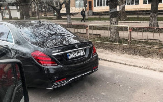 По улицам Одессы разъезжает Mercedes с необычным номером: фото