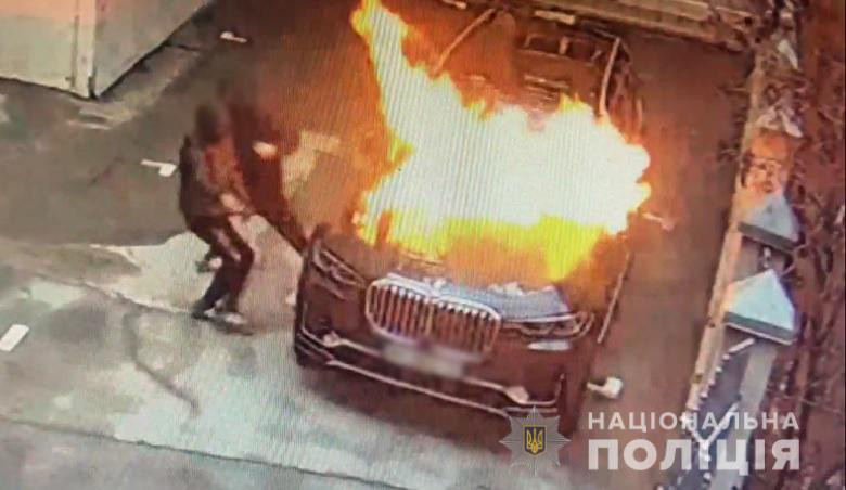 В Киеве подростки подожгли автомобиль: есть видео