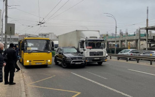 ДТП в Киеве: движение у Индустриального моста затруднено