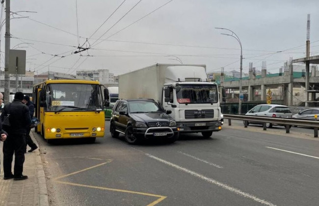ДТП в Киеве: движение у Индустриального моста затруднено
