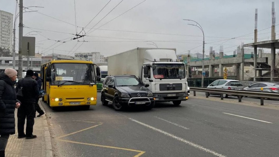 ДТП в Киеве: движение у Индустриального моста затруднено