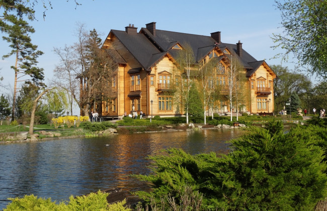 Создадут парк: Кабмин определится с судьбой построек и участков резиденции «Межигорье»