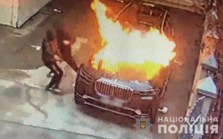 В Киеве подростки подожгли автомобиль: есть видео
