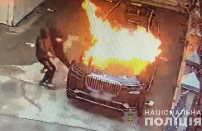 В Киеве подростки подожгли автомобиль: есть видео