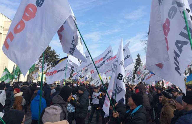 Под Радой проходит акция протеста ФОПов: между митингующими и полицией произошла стычка, видео