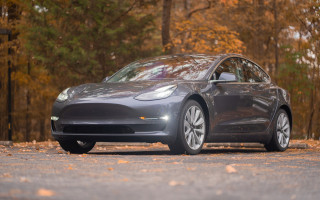 Водители массово жалуются на Tesla: причина