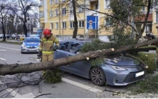 Над Польшей пронесся сильный ураган: повреждены три тысячи домов, есть погибшие