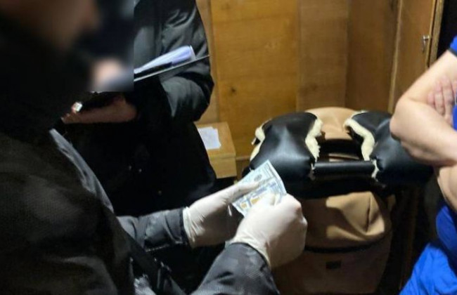 На Одещині держвиконавець вимагав 400 доларів хабаря за повернення авто зі штрафмайданчика