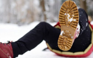 Травма через ожеледицю: суд стягнув з управління ЖКГ на користь жінки матеріальну та моральну шкоди