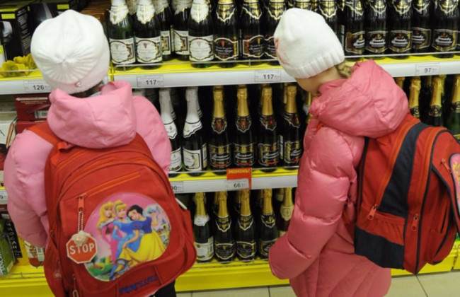 Депутати пропонують посилити відповідальність за купівлю алкоголю та сигарет дітям