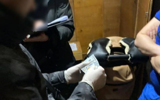 На Одещині держвиконавець вимагав 400 доларів хабаря за повернення авто зі штрафмайданчика