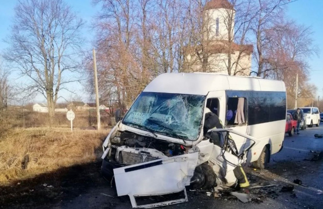 Под Киевом произошло серьезное ДТП с участием маршрутки, фото