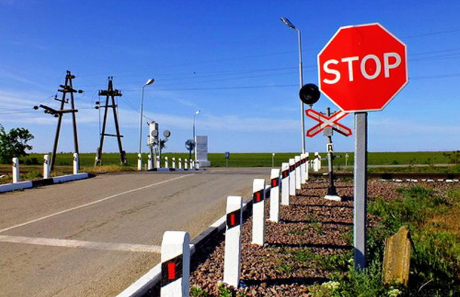 Украинским водителям напомнили, когда запрещается движение через железнодорожный переезд