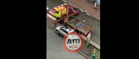 В Киеве эвакуировали элитный автомобиль «героя парковки»