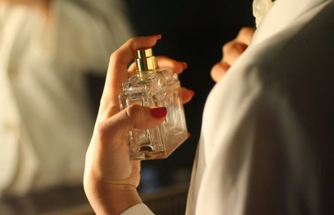 Рыбам - с ароматом лаванды и лимона, а Ракам - восточные ароматы: идеальные парфюмы каждому знаку зодиака