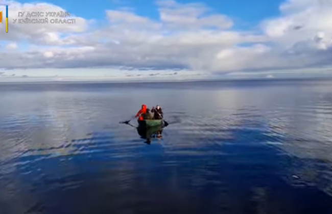 На Киевском водохранилище двух подростков унесло на льдине