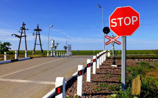 Украинским водителям напомнили, когда запрещается движение через железнодорожный переезд