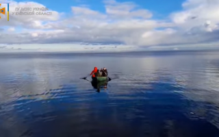 На Киевском водохранилище двух подростков унесло на льдине
