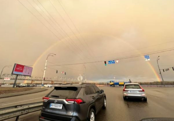 Киевляне наблюдали огромную радугу, которая раскинулась над городом: фото