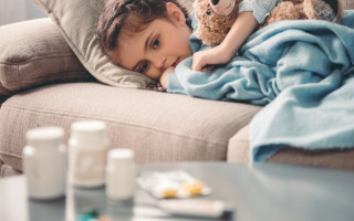 Стало известно, почему дети могут тяжело болеть «Омикроном»