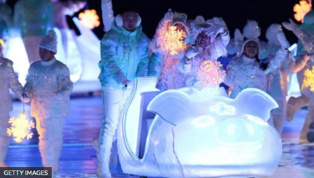 В Пекине завершилась зимняя Олимпиада: яркие фото церемонии закрытия