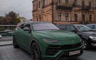 В Киеве заметили внедорожник Lamborghini на московских номерах
