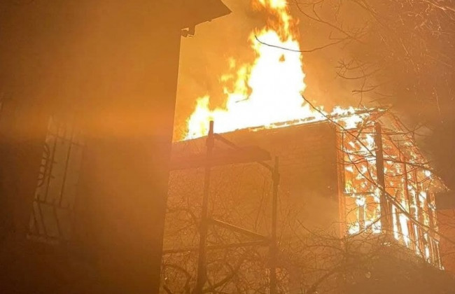 В Киеве на Оболони сгорел жилой дом