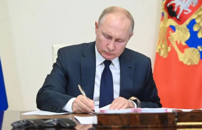 Опубликовано видео подписания Путиным указа о признании «ЛДНР»