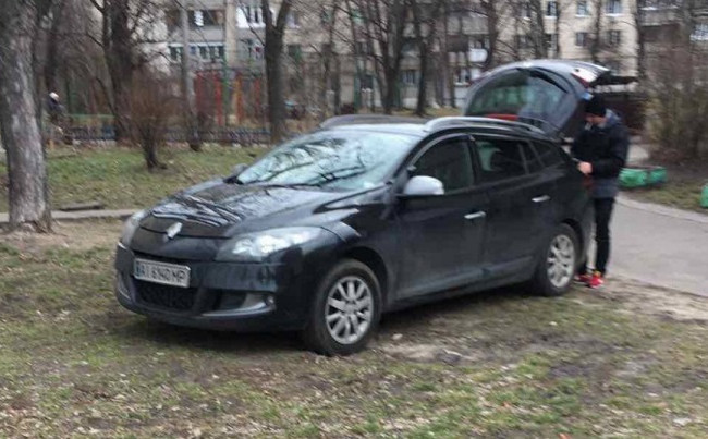 В Киеве «герой парковки» оставляет машину на зеленой зоне: фото