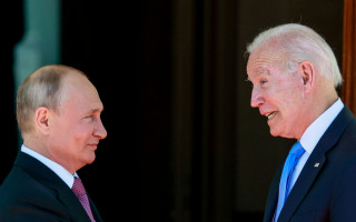 Макрон организовал саммит между Путиным и Байденом