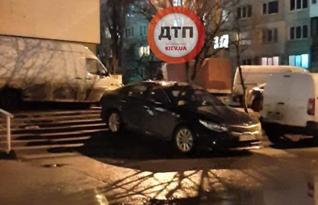 В Киеве водитель оставил авто в самом неподходящем месте