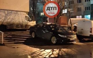 В Киеве водитель оставил авто в самом неподходящем месте