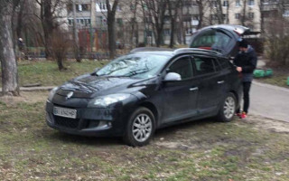 В Киеве «герой парковки» оставляет машину на зеленой зоне: фото