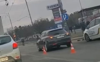 Лежал на асфальте в крови: в Киеве сбили пешехода, видео