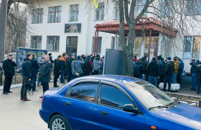 В Киеве возле военкомата выстроилась большая очередь, видео