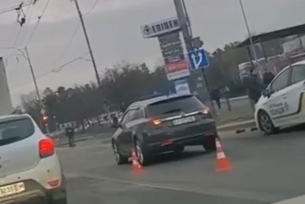 Лежал на асфальте в крови: в Киеве сбили пешехода, видео