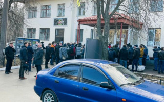 В Киеве возле военкомата выстроилась большая очередь, видео