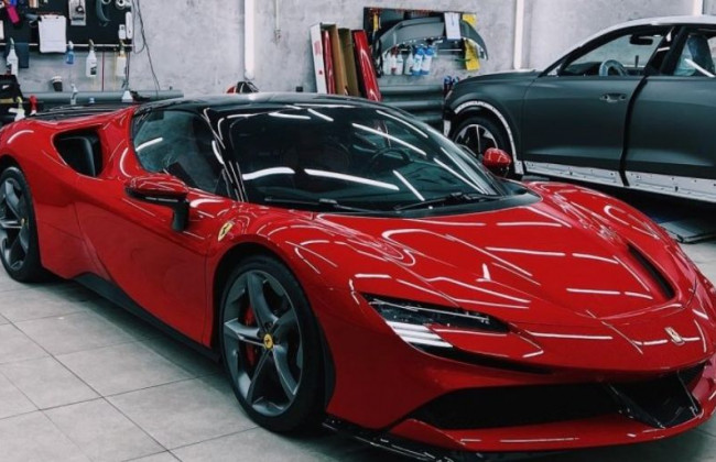 В Украину привезли эксклюзивный суперкар Ferrari