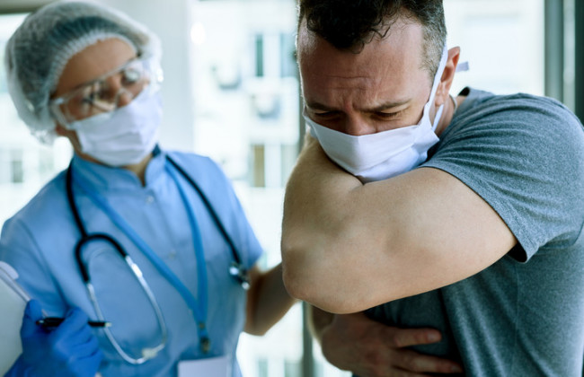 Врачи рассказали симптомы тяжелого «Омикрона»