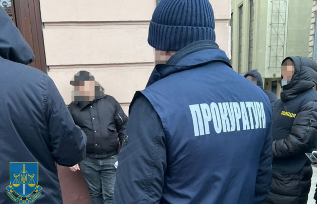 12 тисяч доларів за український паспорт: затримано посадовця міграційної служби Львівщини