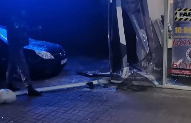 ДТП в Херсоне: девушка за рулем протаранила крупнейший ТРЦ