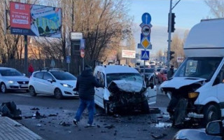 На въезде в Киев фургон врезался в легковушку