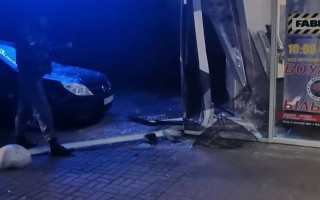 ДТП в Херсоне: девушка за рулем протаранила крупнейший ТРЦ