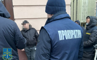 12 тисяч доларів за український паспорт: затримано посадовця міграційної служби Львівщини