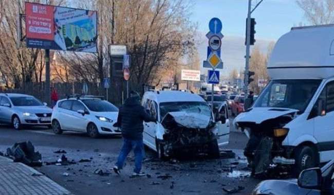 На въезде в Киев фургон врезался в легковушку